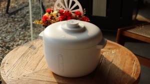 14L Airtight Vacuum Pet Food Storage Bucket Anti‑Moisture Anti‑Bug Dog Cat Food Grain Storage <b>Bin</b> With Scale Handle Household - Product Image 3