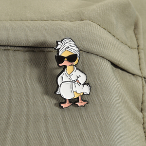 Broches de Esmalte con Forma de Animales para Baño, Ganso con Gafas de Sol, Pato con Toalla, Joyería al por Mayor - Product Image 3
