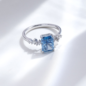 Anillo de compromiso MSR-2180 de oro de 18 quilates con diamante azul talla radiante y detalles de diamantes para mujer, estilo clásico - Product Image 1