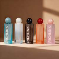 Bouteilles de parfum vides en verre bleu rose de pulvérisation épaisses carrées de 30ml 50ml 100ml avec couvercles à boule de luxe