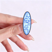 Broche émaillée mignonne en forme de mini planche de surf à motif floral hawaïen, idéale pour un cadeau de collection