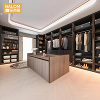 Système de dressing BALOM moderne de luxe en bois foncé avec éclairage LED, résistant à l'eau, taille et couleur personnalisables, îlot central, dressing walk-in