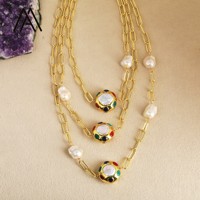 Collier en laiton plaqué or 18 carats avec perles naturelles rondes et pierres précieuses colorées, design multi-couches, style tendance