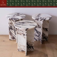 Table d'appoint ronde en marbre Calacatta Viola de luxe GOLDKING, veines violettes, mobilier en pierre sur mesure haut de gamme pour salon et chambre
