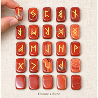 Ensemble de pierres runiques en améthyste avec motifs dorés sur des pièces rectangulaires arrondies pour la divination et l'affichage de cristaux