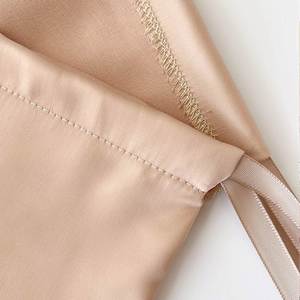 Pochette en satin champagne avec cordon de serrage pour bijoux, bagues, boucles d'oreilles, rangement de pièces de monnaie, organiseur de voyage, sac cadeau, impression argentée avec logo personnalisé - Product Image 2