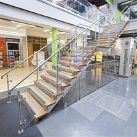 Escalier droit PRIMA LUXURY de haute qualité, design moderne pour intérieur, avec garde-corps en verre et marches en chêne