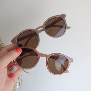 Gafas de sol retro nuevas con montura ovalada marrón, protección UV400 para mujer, montura de PC, lentes tipo AC, 3 gafas de sol. - Product Image 1