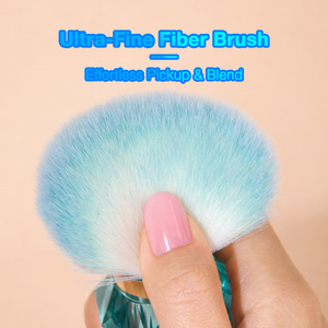 Brocha de Maquillaje Facial Liya Beauty Diamond Brush con Cerdas Suaves Degradadas y Mango de Cristal para Colorete - Product Image 4