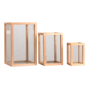 Farol <span class=keywords><strong>de</strong></span> <span class=keywords><strong>Madera</strong></span> con Diseño Inspirado en lo Familiar y Fantástico, con Tapa <span class=keywords><strong>de</strong></span> Metal y Portavelas para Decoración del Hogar - Product Image 1