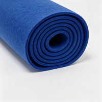 Rouleau de tissu non tissé aiguilleté coloré à rapport de matériaux personnalisé, rouleau de non-tissé mélangé PP PET