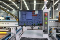 Scie automatique chinoise pour le bois, machine CNC 1300x3000mm avec lame de scie rotative et rail de pressage pneumatique pour le travail du bois