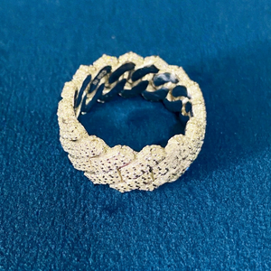 แหวนเพชรโมอิสซาไนต์ทรงเรขาคณิต ดีไซน์แบบ Eternity Band เงินแท้ 925 ประดับเพชรแบบ Pave Setting ทรง Brilliant Cut ฝังเพชรแบบ Micro Insert หรูหรา เหมาะสำหรับทั้งชายและหญิง ใช้เป็นเครื่องประดับงานแต่งงาน - Product Image 1
