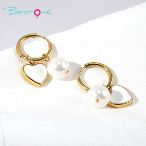 Mini bonitos pendientes de oro de 18 quilates de acero inoxidable a la moda, abalorios de perlas de corazón blanco, pendientes Huggie para niñas listos para enviar - Product Image 2