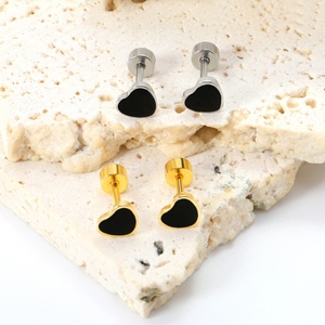 Boucles d'oreilles tendance en acier inoxydable plaqué or 18 carats avec cœur noir mignon, clous d'oreilles à vis pour femme, bijoux de mode - Product Image 3