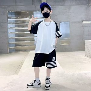 Completo Sportivo per Ragazzi, Camicia e Pantaloncini Eleganti Bianco e Nero con Dettagli a Righe, Perfetto per Ragazzi Attivi - Product Image 5
