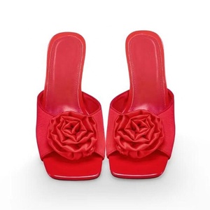 Sandalias de seda con flores para mujer, de punta cuadrada abierta, con tacones gruesos de cristal, cómodas mules de vestir - Product Image 5