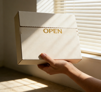 Boîte d'expédition en carton ondulé avec bande détachable, impression couleur personnalisée de luxe, faible MOQ, emballage haut de gamme pour vêtements, cosmétiques, parfums, cadeaux