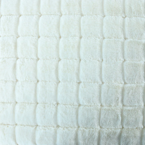 Nhà Máy Bán Buôn Hình Vuông In Ấn Mẫu 100 Polyester Bán Buôn <span class=keywords><strong>PV</strong></span> <span class=keywords><strong>Plush</strong></span> Faux Rabbit Fur Vải Cho Hàng May Mặc - Product Image 2