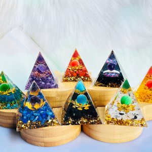Prix de gros Cristal fait à la main Artisanat Énergie Résine <span class=keywords><strong>Pyramide</strong></span> Cristal <span class=keywords><strong>Pierre</strong></span> Gouttes Colle Résine <span class=keywords><strong>Pyramide</strong></span> pour la Décoration de la Maison - Product Image 1