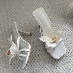 Sandalias de tacón alto con punta abierta y diseño floral para mujer, estilo mule de moda - Product Image 4