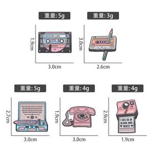 复古灵感复古音乐珐琅翻领别针套装粉色电话唱机，带男女童话圣诞主题 - Product Image 6