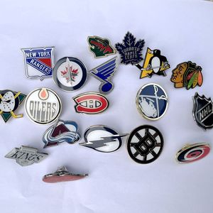 Nueva llegada: Pin de letras personalizado con diseño de hockey estadounidense, insignia para cuello, técnica de pintura al horno, accesorios para ropa y mochilas - Product Image 4