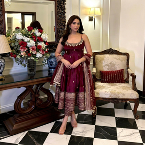 VICHITRA Vestido Moderno para Todas las Estaciones, de Cintura Natural Sólida, con Dupatta, para Fiesta o Boda, con Lentejuelas y Bordados, Largo hasta la Rodilla, Corte Regular - Product Image 1