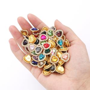 Accesorios de ropa DIY transfronterizos de 16mm con forma de corazón de melocotón, base dorada, placa floral súper brillante, hebilla de garra con diamantes y pedrería - Product Image 4