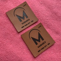 Étiquette en faux cuir de conception gratuite, étiquettes en cuir débossées avec logo de marque pour jeans
