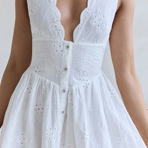 Robe mini plissée à col en V profond, blanche, de haute qualité, avec broderie personnalisée en coton. - Product Image 5