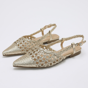 Sandali Eleganti da Donna Color Oro con Punta Affusolata e Cinturino Regolabile, Modello Slingback con Dettagli Traforati in Rete per l'Estate - Product Image 4