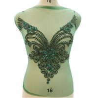 Applique de corsage en forme de cœur avec motif floral en strass dorés et cristal, faite à la main, colorée, à coudre, perlée, argentée brillante 3D pour robe