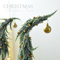 Árbol de Navidad de PE flocado de 36-60 cm con diseño curvo único y campanas rojas, decoración de mesa navideña, adorno colgante boutique para festividades.