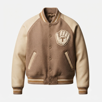 Veste universitaire classique en laine enduite de couleur beige avec manches en cuir PU, broderie de patch en chenille, lettres personnalisées