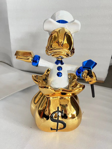 Design moderno Pop Art Gloss Donald Duck statua personalizzata in resina con due bottiglie di colore oro elettrolitico anatra in fibra di vetro - Product Image 4