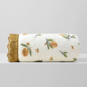 2025 asciugamano in pile di corallo di nuovo stile <span class=keywords><strong>con</strong></span> asciugamano in <span class=keywords><strong>pizzo</strong></span> ad assorbimento d'acqua Super resistente per il lavaggio del viso e il bagno - Product Image 2