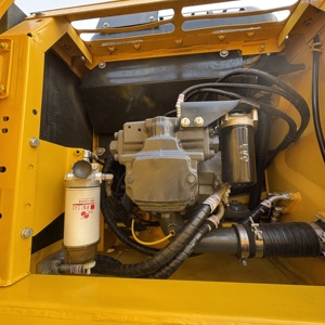 รถขุดไฮดรอลิกแบบตีนตะขาบ Komatsu PC240LC มือสองจากญี่ปุ่น น้ำหนัก 24 ตัน ชั่วโมงการทำงานต่ำ สภาพดี เครื่องจักรก่อสร้าง - Product Image 5