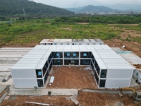 Villa conteneur préfabriquée modulaire portable de 20 pieds à assemblage rapide en panneaux sandwich d'acier contemporains pour bureau, hôtel ou bâtiment