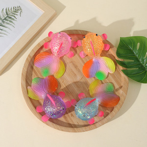 Giocattolo Squishy Antistress a Forma di Pesce Rosso con Polvere Dorata e Coda Colorata, un Giocattolo Originale e Unico - Product Image 2
