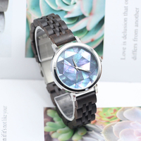 Montre en nacre naturelle avec boîtier argenté poli, bracelet en bois massif foncé, style minimaliste, luxe léger, décontractée, étanche