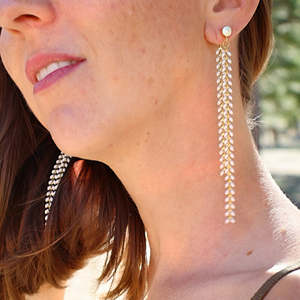 Elegantes Pendientes Largos Chevron Blancos de Doble Cara, Ligeros, de 4 Pulgadas - Product Image 4