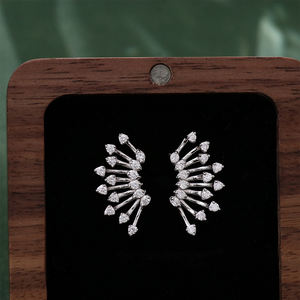 Pendientes de tuerca de corte triangular de oro macizo de 18 quilates de estilo clásico para mujer, pendiente de moissanita de diamante cultivado creado en laboratorio CVD - Product Image 1