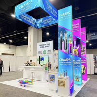 Stand d'exposition modulaire 20x20 avec éclairage arrière et enseigne suspendue pour CHAMPS Las Vegas 2027, affichages SEG rétroéclairés