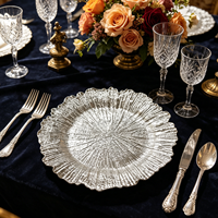 Assiette de service de luxe contemporaine plaquée or à bords ondulés de 13 pouces en PP, technique pigmentée, personnalisable, écologique et durable