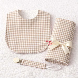 Ensemble cadeau de naissance monogrammé : Bavoir, langes et attache-sucette en coton à carreaux classiques (3 pièces) – Accessoires d'alimentation pour nouveau-né et nourrisson - Product Image 3