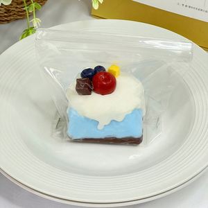 ของเล่นบีบเค้กบราวนี่สตรอว์เบอร์รีธีมอาหารแปลกใหม่ ของเล่นบีบเหนียวสุดๆ บรรเทาความเครียด ของขวัญสำหรับเด็กและผู้ใหญ่ ของเล่นบำบัด - Product Image 3