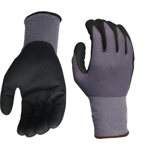 Guantes de Trabajo de Seguridad de Nailon y Elastano Gris sin Costuras de Calibre 15 con Recubrimiento de Nitrilo Arenoso Negro en la Palma - Product Image 6