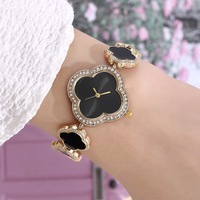 Montre pour étudiante transfrontalière, style Instagram, avec accents trèfle à quatre feuilles et diamants, cadran petit, en alliage, mouvement à quartz, pour les loisirs