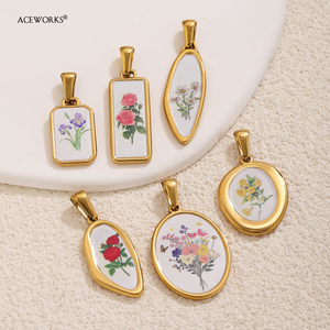 Herbarium d'Or |   Pendentif botanique en acier inoxydable plaqué or 18K PVD, breloques en forme de fleurs |   Imperméable, hypoallergénique, sans ternissement - Product Image 4